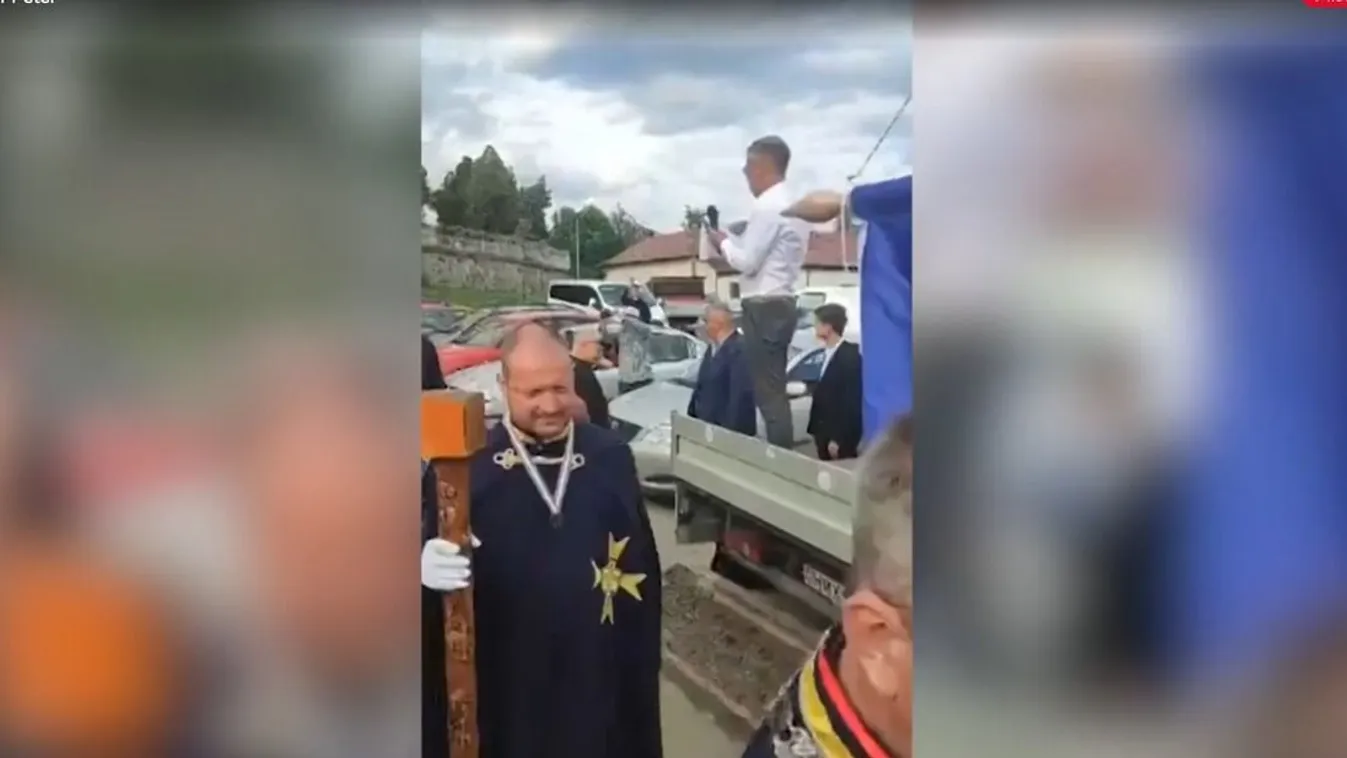 Magyar Péter őrjöngve, káromkodva támadt egy templomi menetre