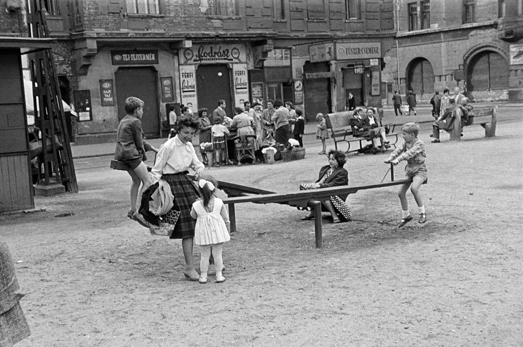 1961: Visegrádi utca a Katona József utca kereszteződésénél, a háttérben balra a Visegrádi utca 12-es, és jobbra a kereszteződésen túl a 14-es számú ház.