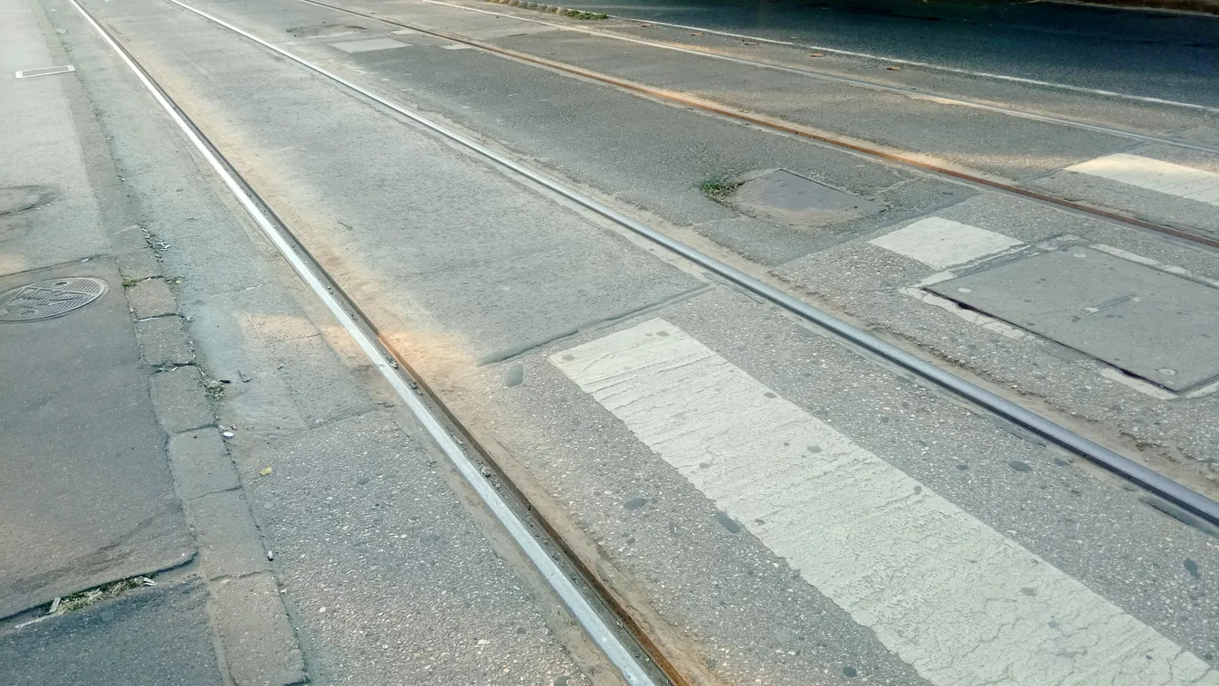 Horrorbaleset Budapesten, rollerest gázolt a villamos