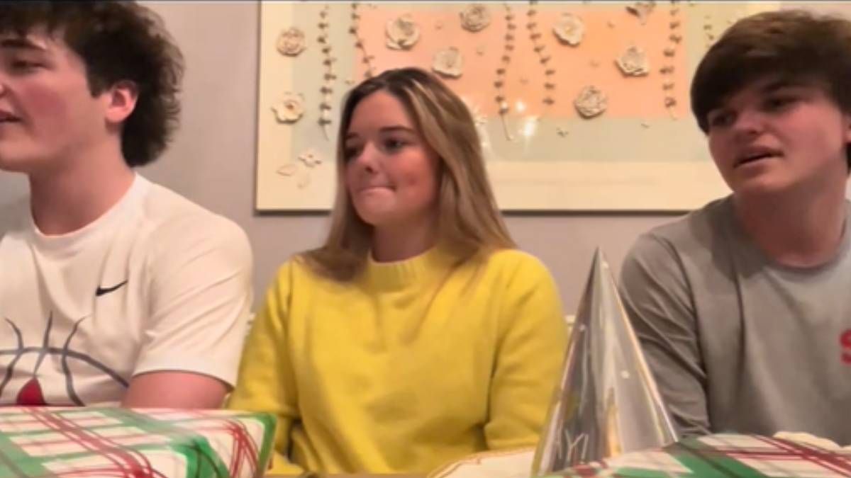 18 év után tudták meg a hármasikrek a titkot a születésük körülményeiről