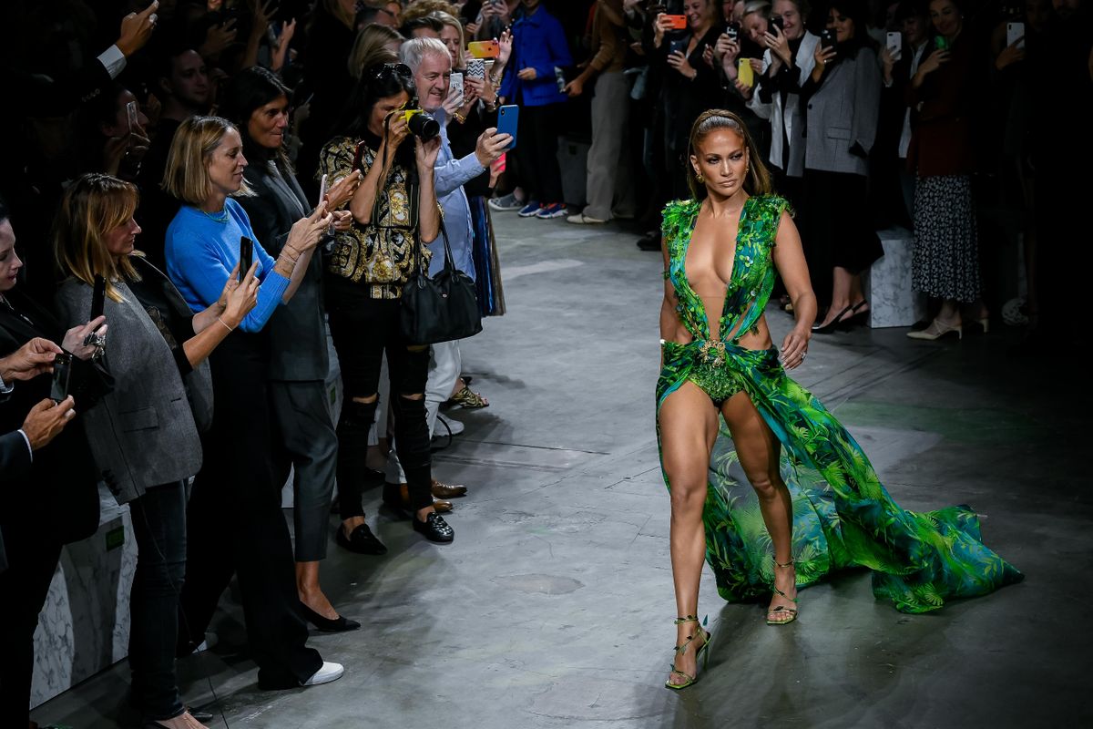 Jennifer Lopez avec une robe qu'elle portait il y a 19 ans a la cérémonie des Grammy Awards lors du défilé Versace Collection Pret-a-Porter Printemps/Eté 2020 lors de la Fashion Week de Milan