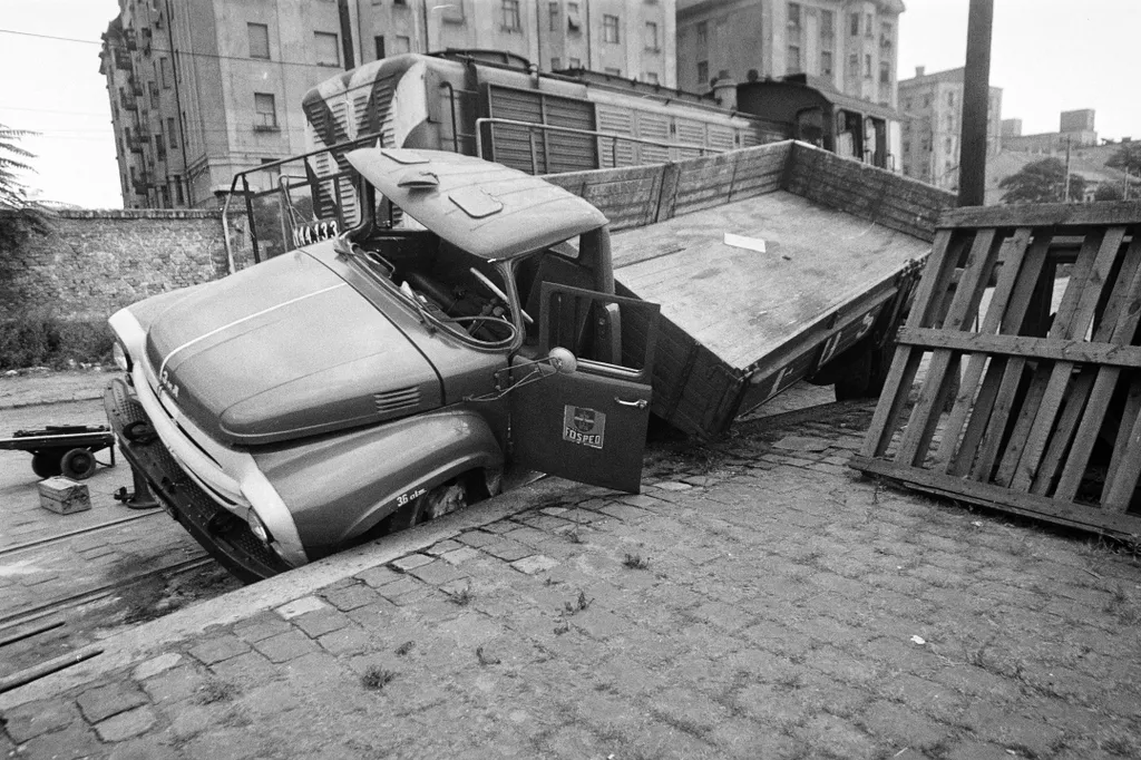 1972: vonat tarolt le egy teherautót