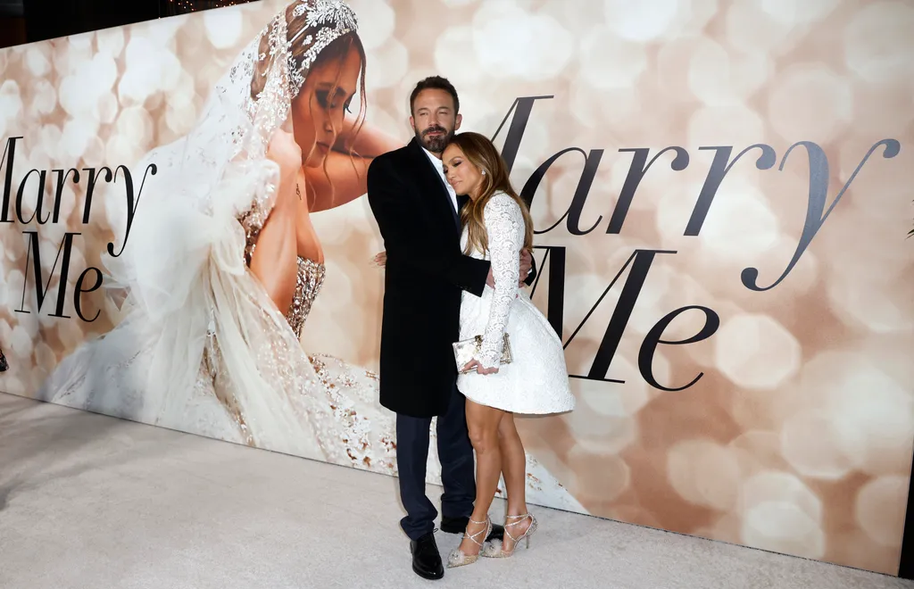 A Vegyél el filmje kapcsán Jennifer Lopez elmondta, sokáig igyekeztek titokban tartani a kapcsolatukat, mivel a 2000-es évek elején szerinte a túlzott médiafigyelem miatt (is) ment tönkre a kapcsolatuk.
