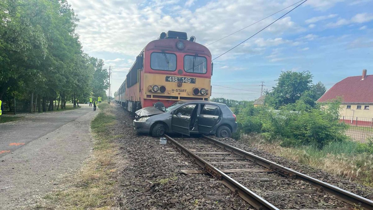 A síneken tolta maga előtt az elé hajtó kocsit a vonat Inárcsnál