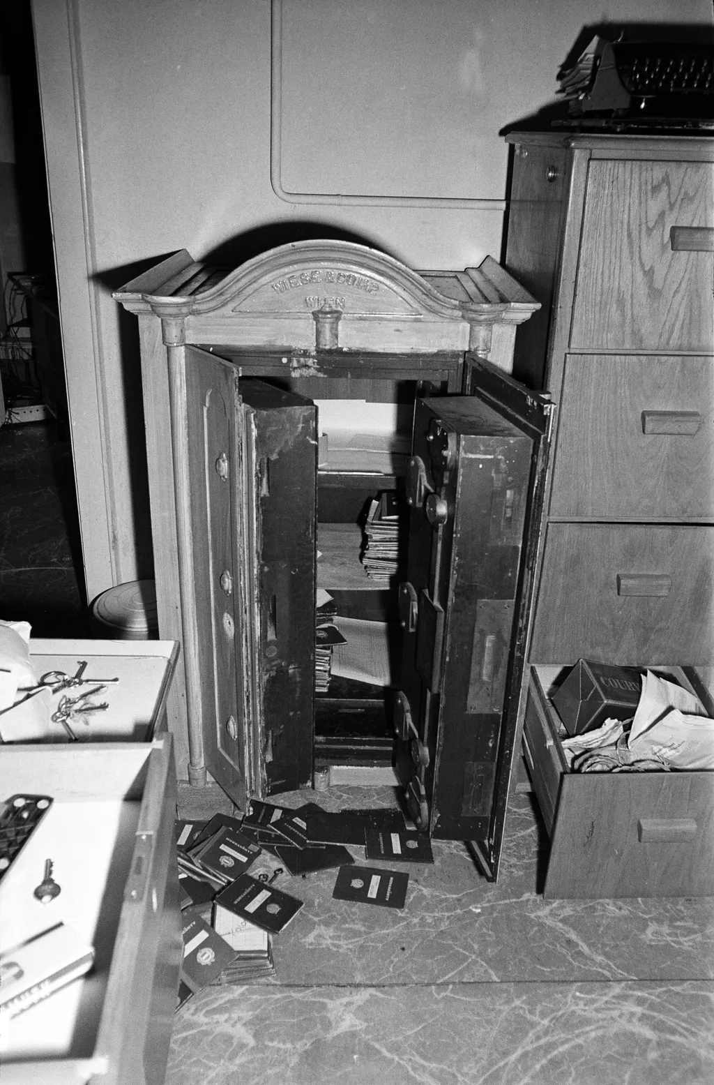 Feltört páncélszekrény egy 1971-es bűntény helyszínén