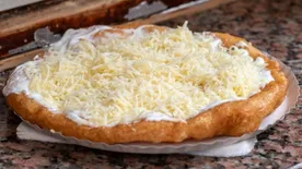 Lassan indulunk a Balatonra - mutatjuk az idei lángosárakat