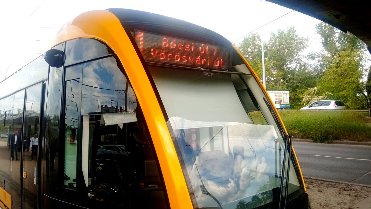 Most jött: Nem tud közlekedni az 1-es villamos, a sínekre hajtott egy autó