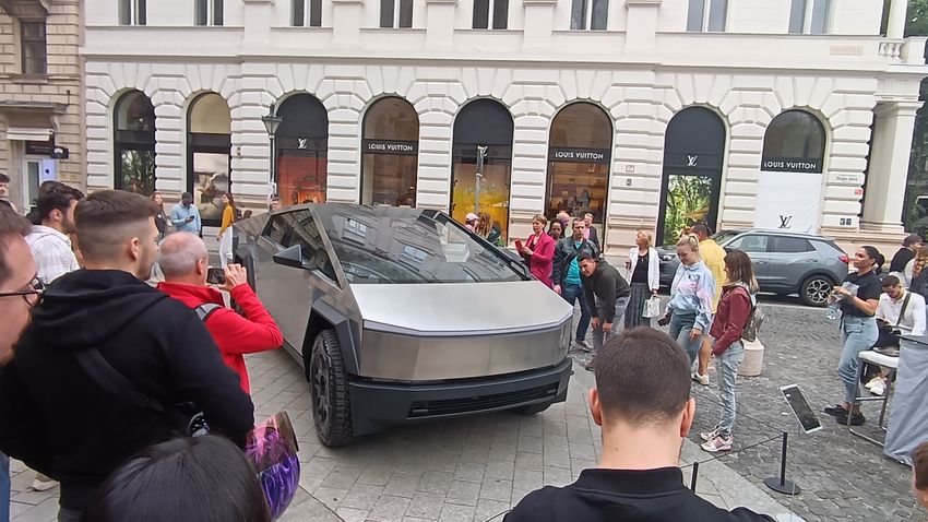 Bemutatták Elon Musk álomautóját Budapesten