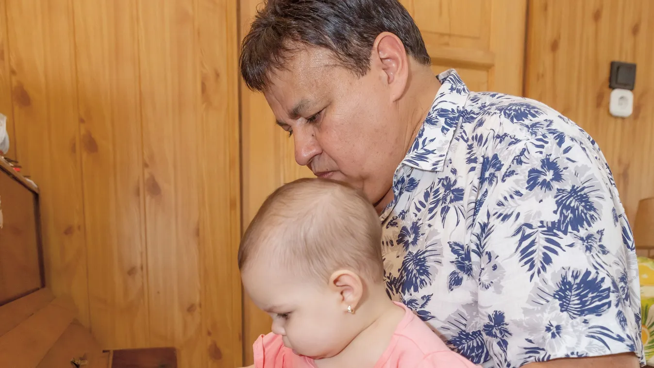 Elképesztően gyönyörű Csocsesz unokája: "imádjuk és örülünk, hogy minket választott"