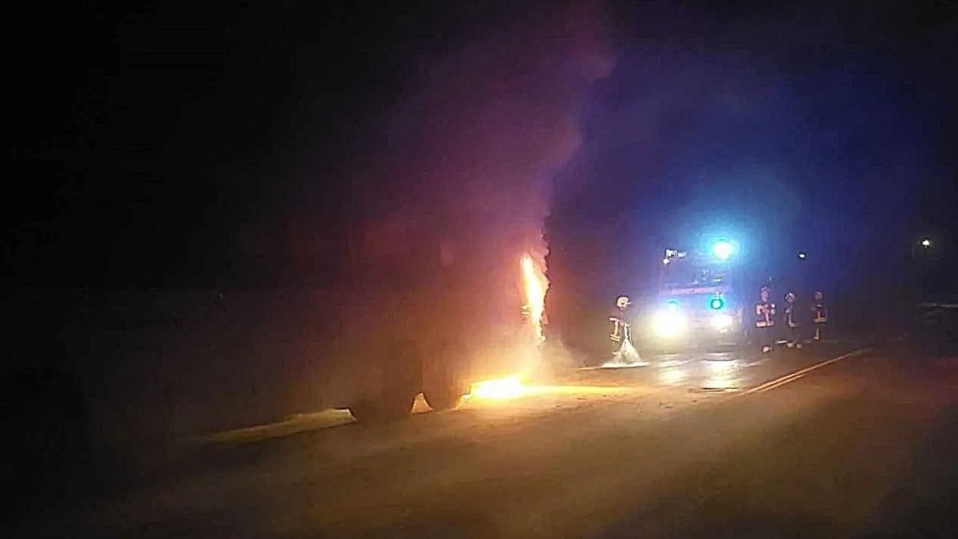 Menet közben gyulladt ki egy gyári dolgozókat szállító busz Cserkeszőlőnél - Fotók