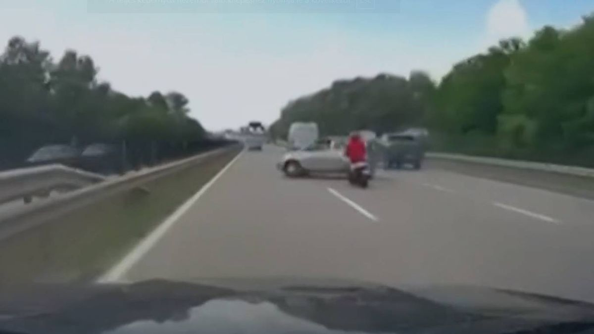 Roncsok repültek szanaszét: büntetőfékezésből lett hatalmas baleset az M0-son – videó