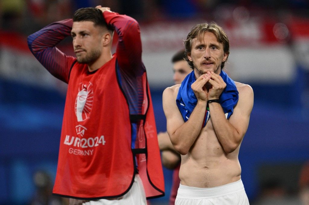 Luka Modric (jobbra) teljesen összetört a 98. percben lőtt olasz egyenlítő gól után