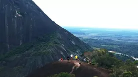 Kővé dermedtek az emberek: megjelent Szűz Mária a hegyoldalon