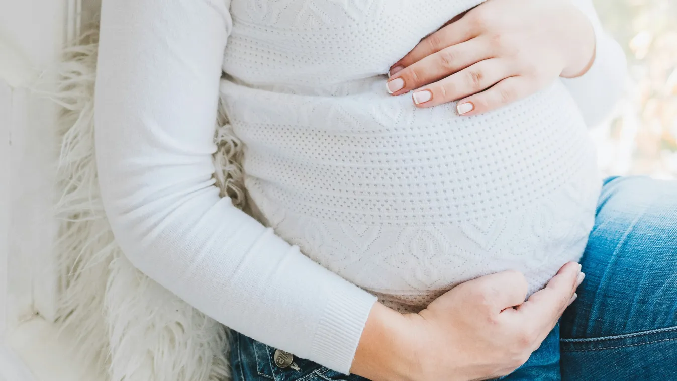 Első gyermekét várja? Gömbölyödő pocakkal kapták lencsevégre az énekesnőt!