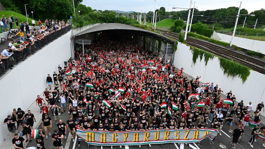 Fotókon a magyar szurkolók vonulása Stuttgartban
