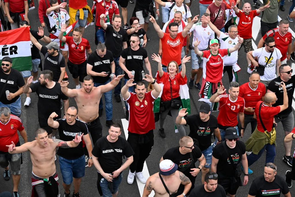 Fotókon a magyar szurkolók vonulása Stuttgartban