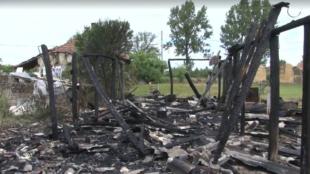 Dráma Nemesbikken: villámcsapás miatt gyulladt ki a ház – videó