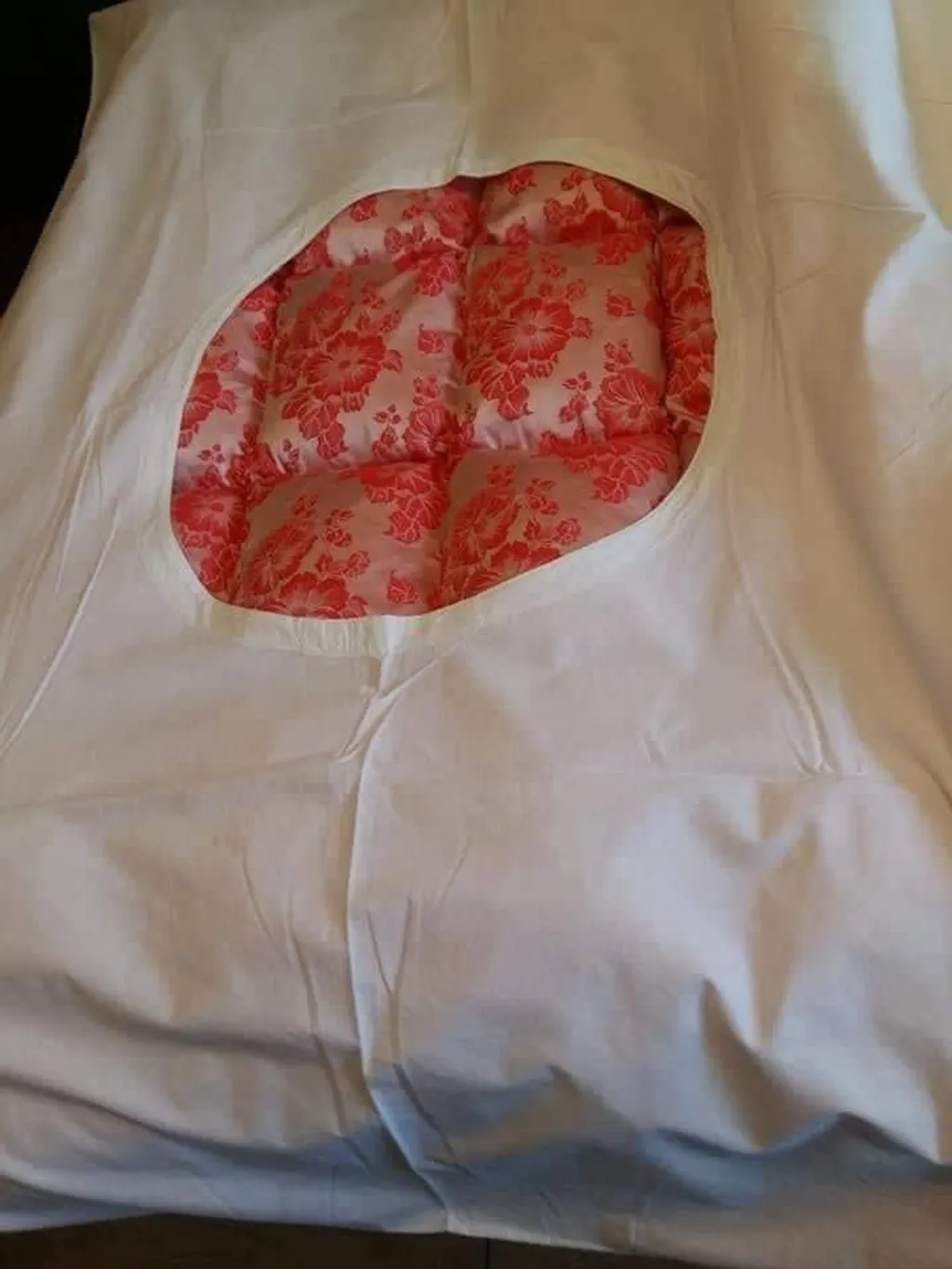 Sokakat kiidegelt a középen lyukas ágyneműhuzat.