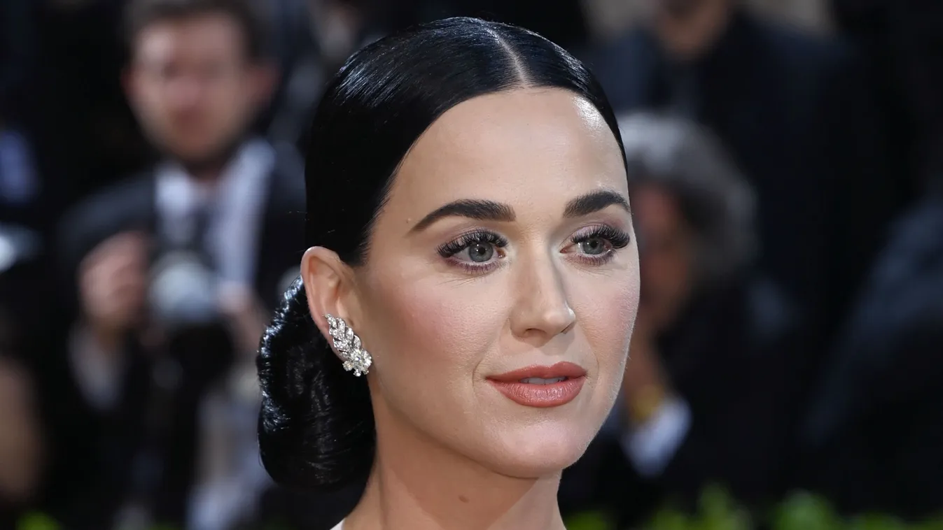 Nagyon merész: csaknem meztelen jelent meg a párizsi divathéten Katy Perry