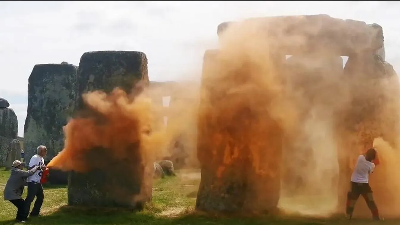 Videó: Letartóztatták az ökoaktivistákat, akik narancssárga porral fújták be a Stonehenge szikláit