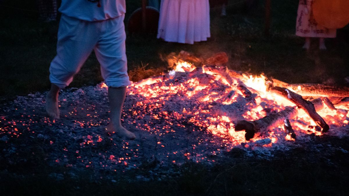 Hihetetlen jelenetek tanúi voltunk, mezítláb sétáltak át a parázson a Fényünnepen - Galéria