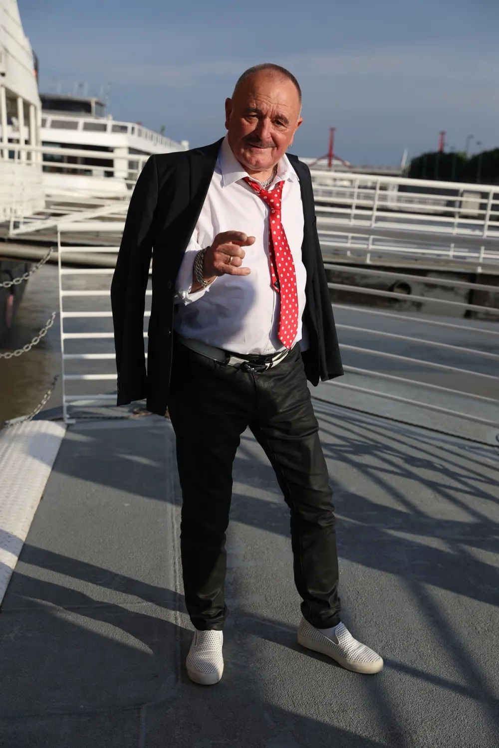 Nagy Feró elegánsan sem felejtette milyen az igazi rocker életérzés. (Fotó: Bánkúti Sándor)
