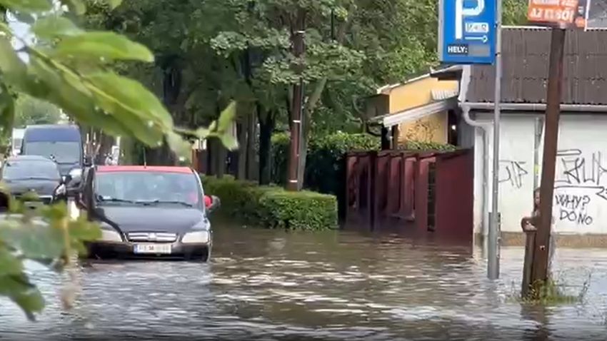 Árvizet és elöntött utcákat okozott a vihar (Galéria)