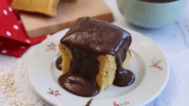 Gyermekkorunk mennyei csemegéje: íme a menzás piskótakocka csokiöntettel