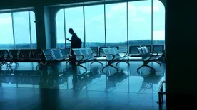 Kísértet szállta meg a népszerű repülőteret, sokkot kapott egy influenszer - Videó