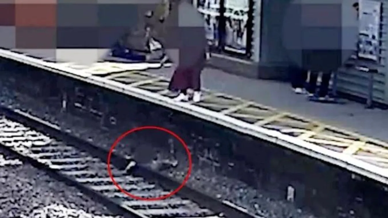Videón, ahogy a hároméves gyerek a sínek közé zuhan