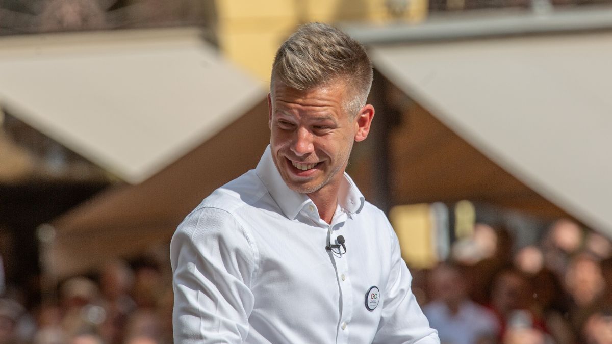 Magyar Péter többszázezres telefont tépett ki egy ismeretlen kezéből, majd a Dunába dobta