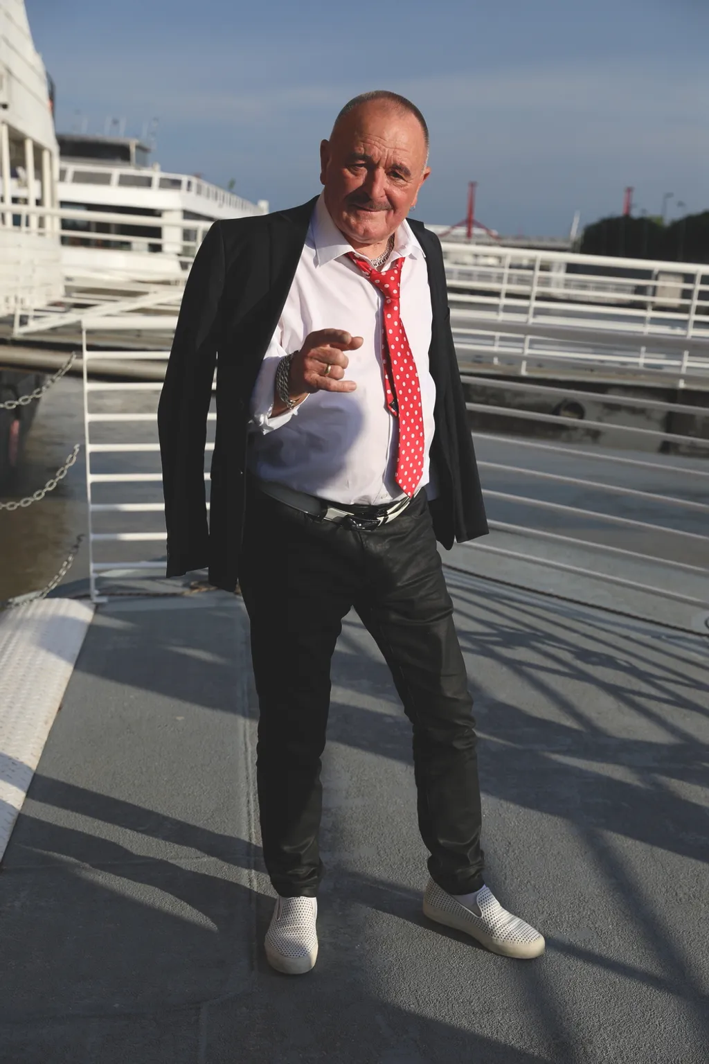 Nagy Feró elegánsan sem felejtette milyen az igazi rocker életérzés. (Fotó: Bánkúti Sándor)