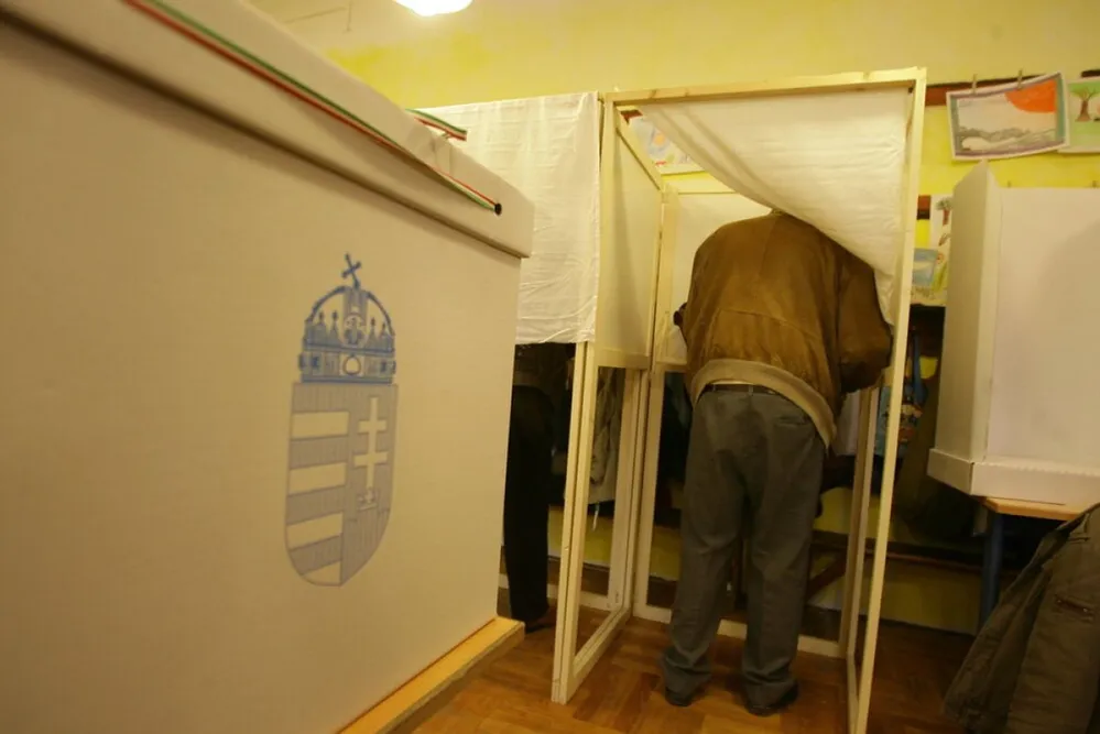 választás, szavazás, voksolás, urna, szavazófülke