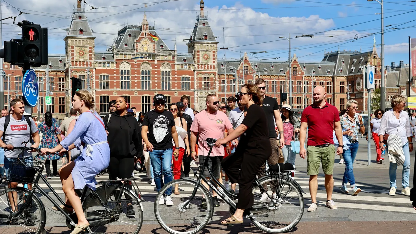 Amszterdam a hajóval érkező turisták távoltartására utazik
