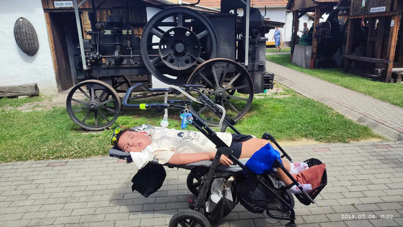 „Fontos, hogy minél több élményt tudjunk biztosítani neki” - új kerekesszékre van szüksége az SMA-s Zsoltikának