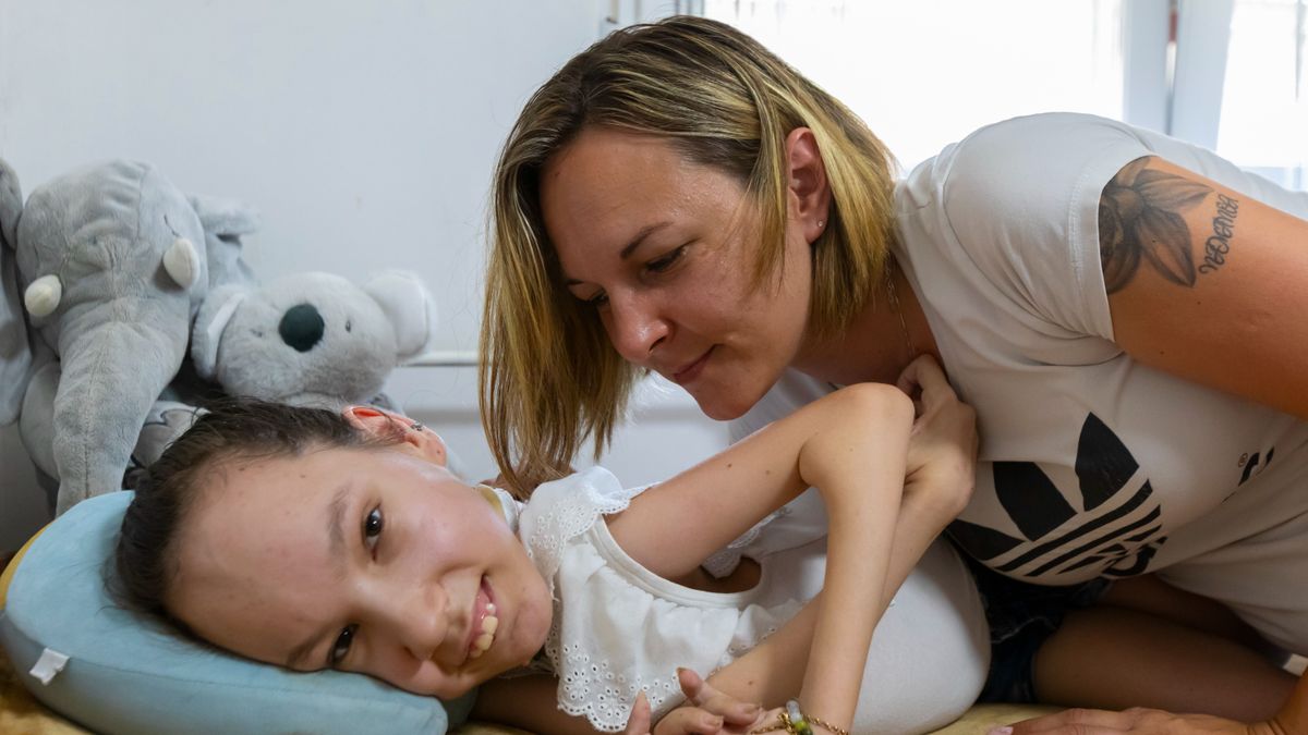 „Ameddig ő küzd, addig nekem is ez a dolgom” - egész életét halálos beteg gyermekének szenteli Adrienn