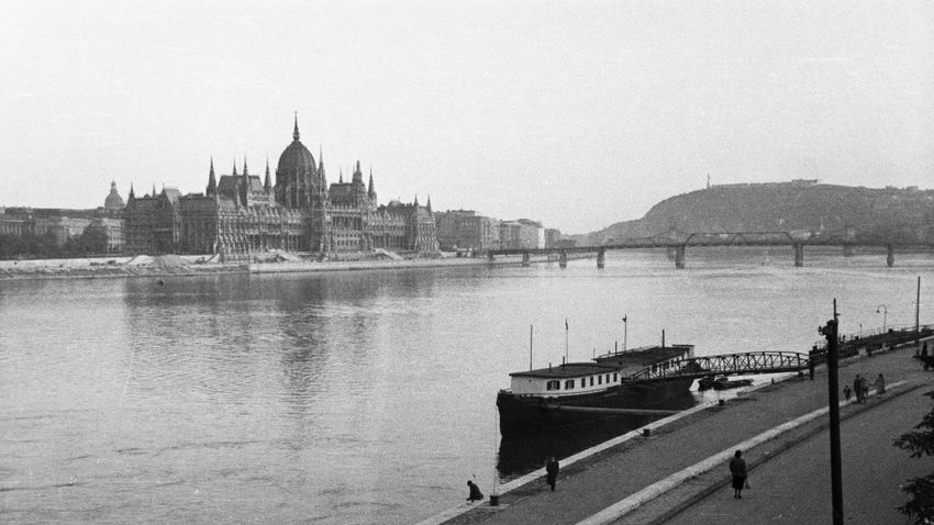 Melyik metró egyik szakaszát adták át 1976-ban?