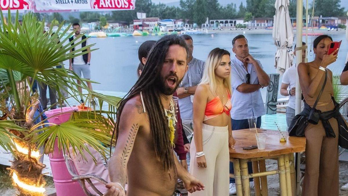 „Ahogy egyre jobban megkattanok, egyre kevésbé hordok ruhát” – Varga Viktor a boltba is csak egy szál kendőben megy