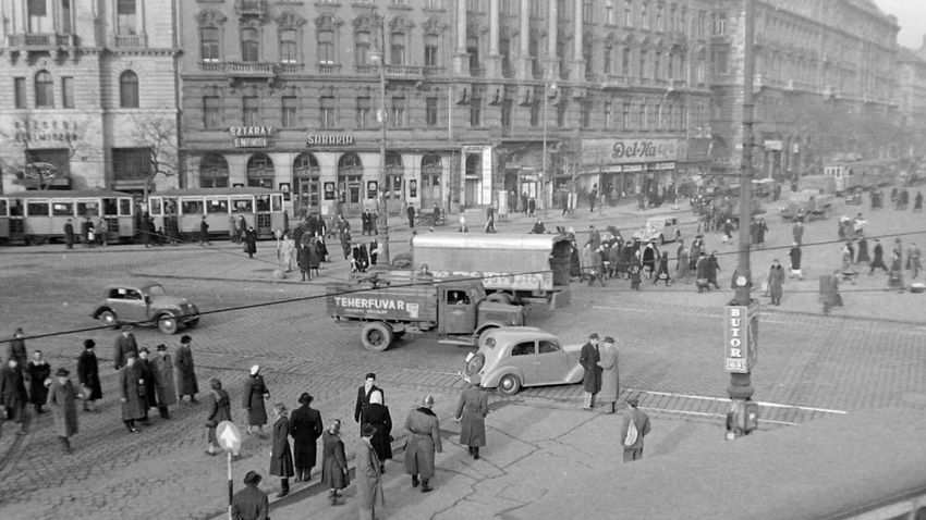 Melyik budapesti tér látható ezen az 1950-es képen?