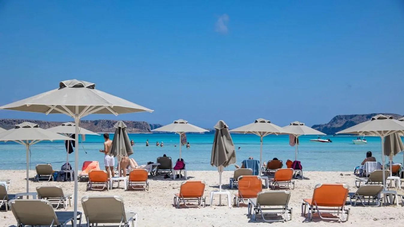 A tengerben kellett leszállniuk csomagostól a turistáknak egy görögországi kompról