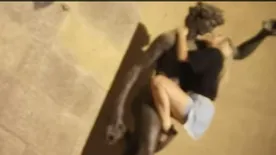 Botrány Firenzében! Felajzott turisták együttlétet imitáltak a híres szoborral
