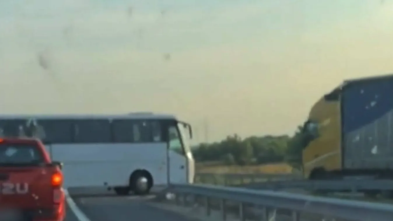 Ilyet sem láttunk még magyar utakon: szándékosan ment szembe a forgalommal az autópályán a busz – videó