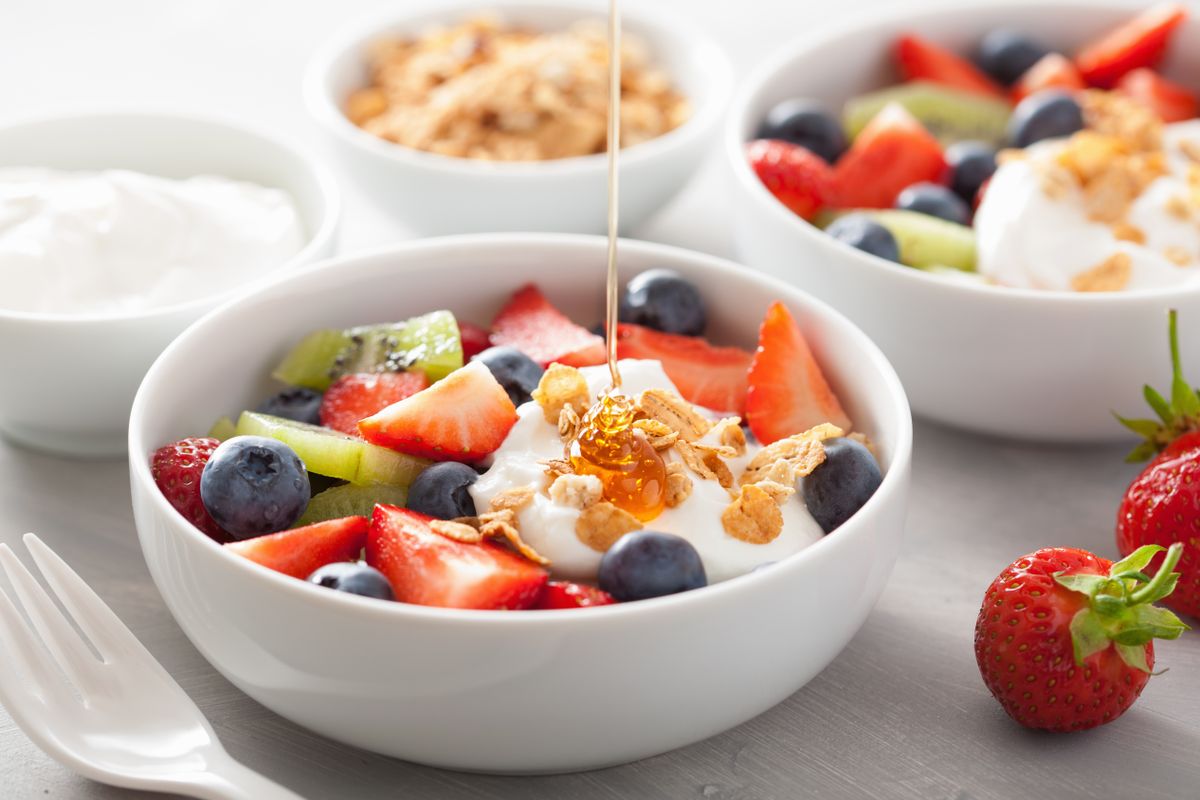 Fruit,Berry,Salad,With,Yogurt,And,Granola,For,Healthy,Breakfast