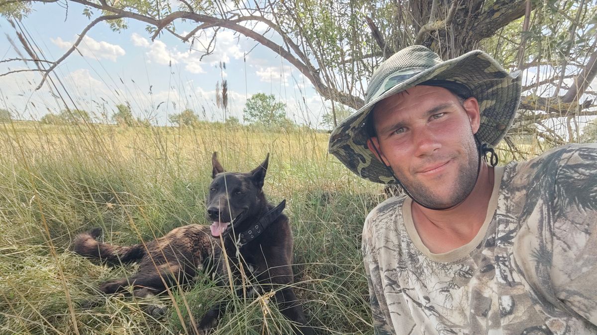 A csordásként dolgozó kunmadarasi Kálmán András figyeli az időjárást és előre tájékoztatja az embereket arról, hogy milyen idő lesz.