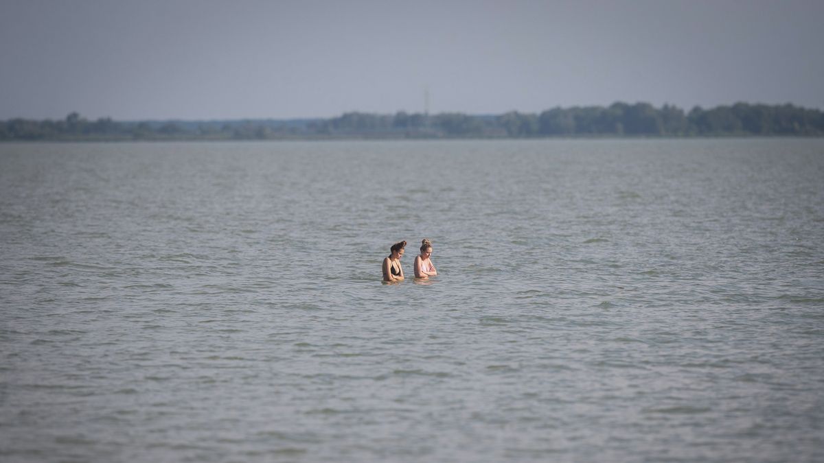 Valami megcsípte a Balatonban a férfit, strandolás közben került élet-halál közé