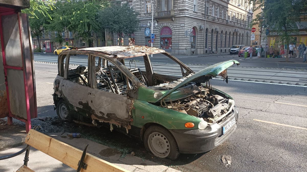 "Valószínűleg direkt gyújtották fel..." – Hatalmas lángokkal égett egy autó a VI. kerületben, lakhattak benne!