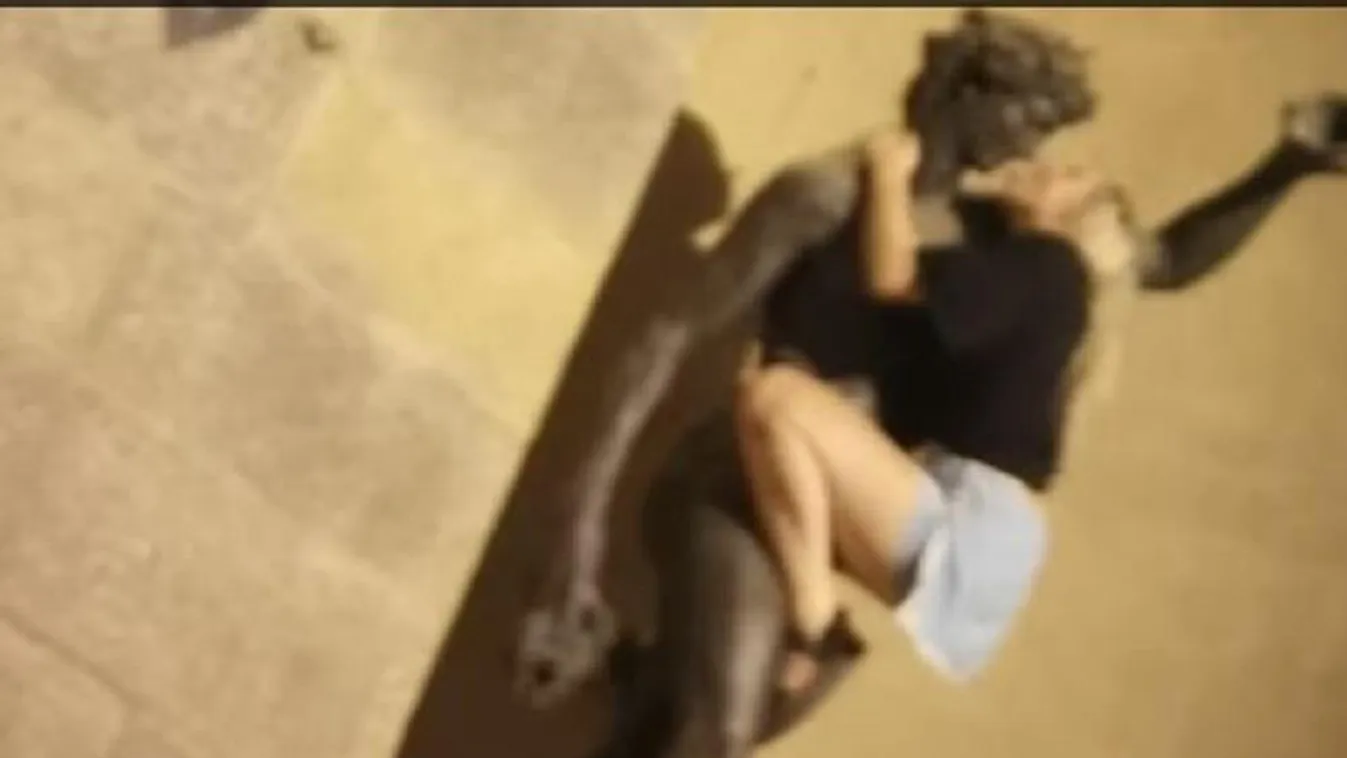 Botrány Firenzében! Felajzott turisták együttlétet imitáltak a híres szoborral