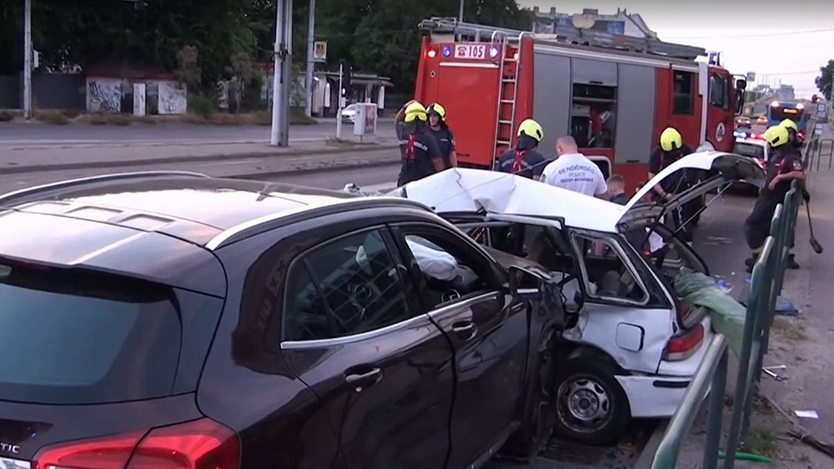 Brutális karambol Budapesten: saját társát hátrahagyva menekült a sofőr