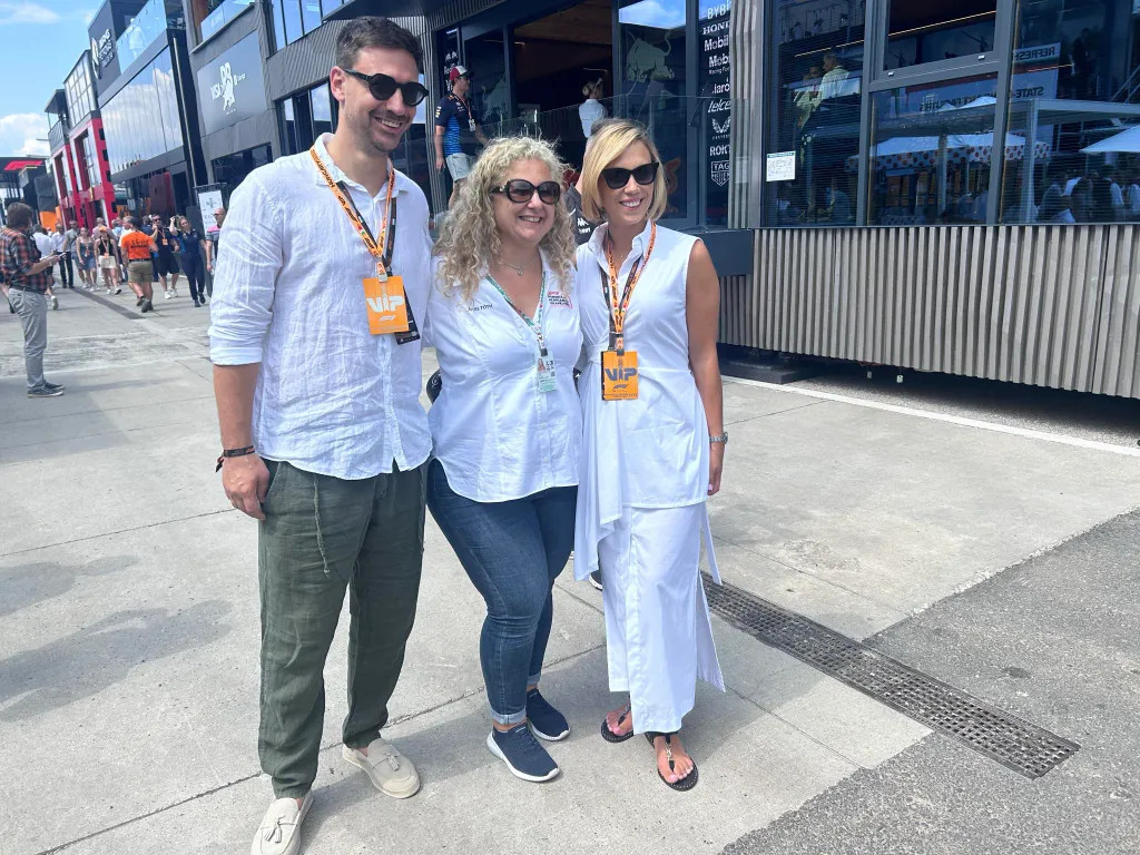 Lékai-Kiss Ramóna és férje, Lékai Máté. Középen Tóth Anita, a Hungaroring sajtófőnöke