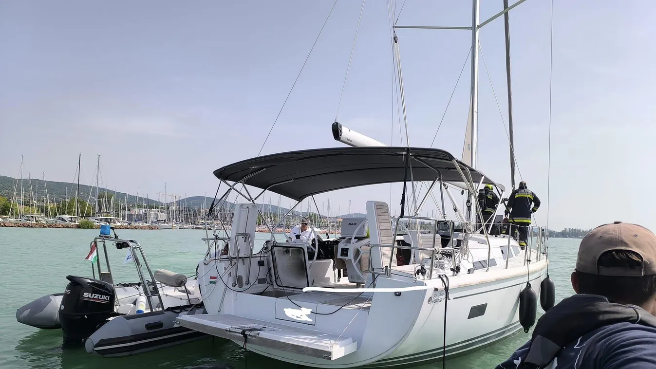 Kigyulladt egy vitorlás a Balatonon